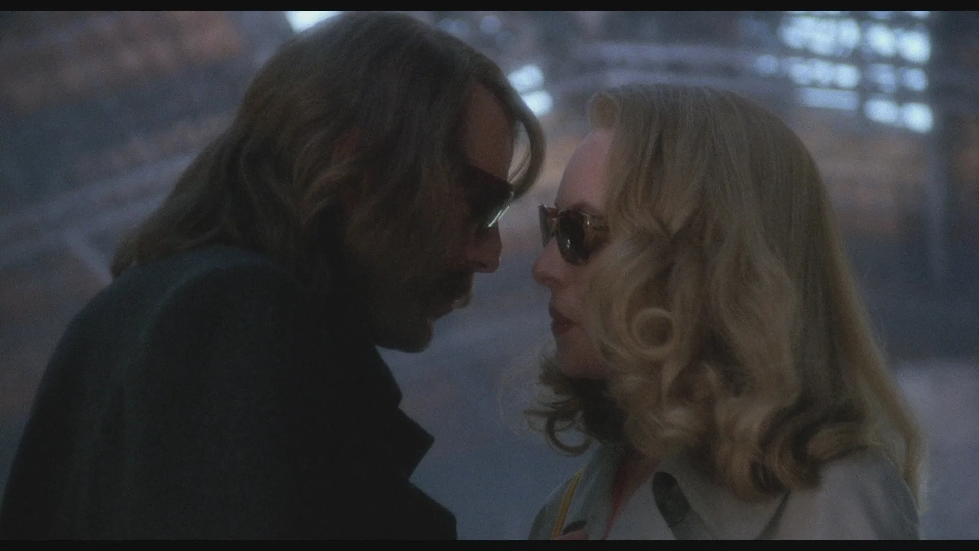 Bruce Willis and Madeleine Stowe in 12 Monkeys (1995)