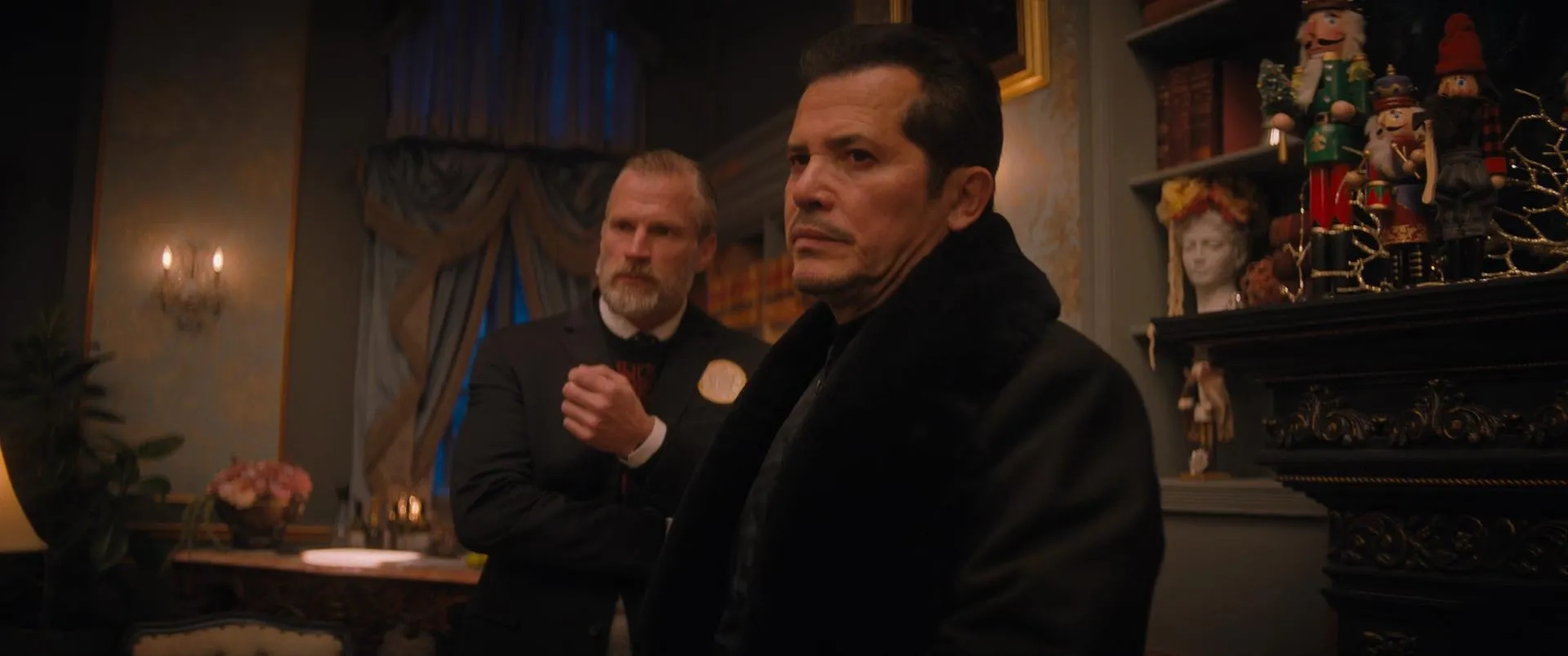 John Leguizamo and André Eriksen in Violent Night (2022)