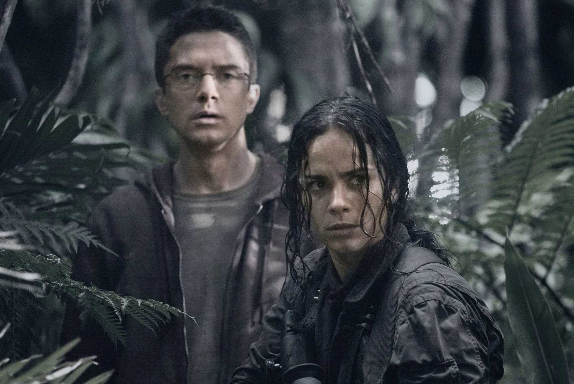 Alice Braga and Topher Grace in Predators (2010)