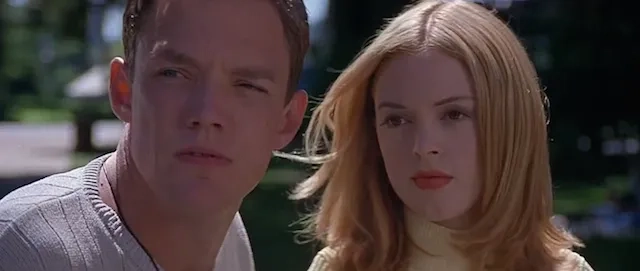 Matthew Lillard and Rose McGowan in Scream (1996)