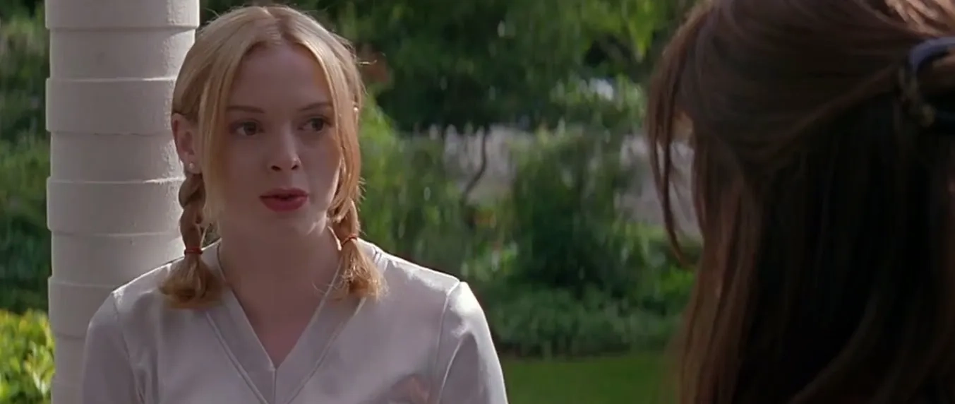 Neve Campbell and Rose McGowan in Scream (1996)