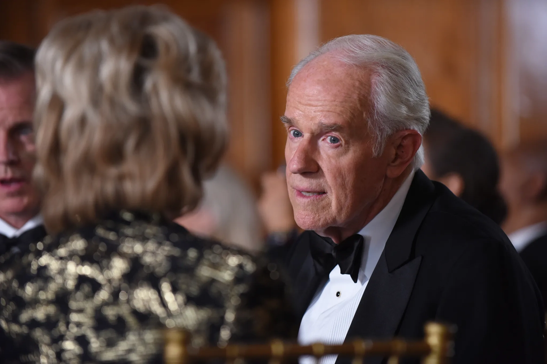 Mike Farrell and Judith Light in American Crime Story (2016)