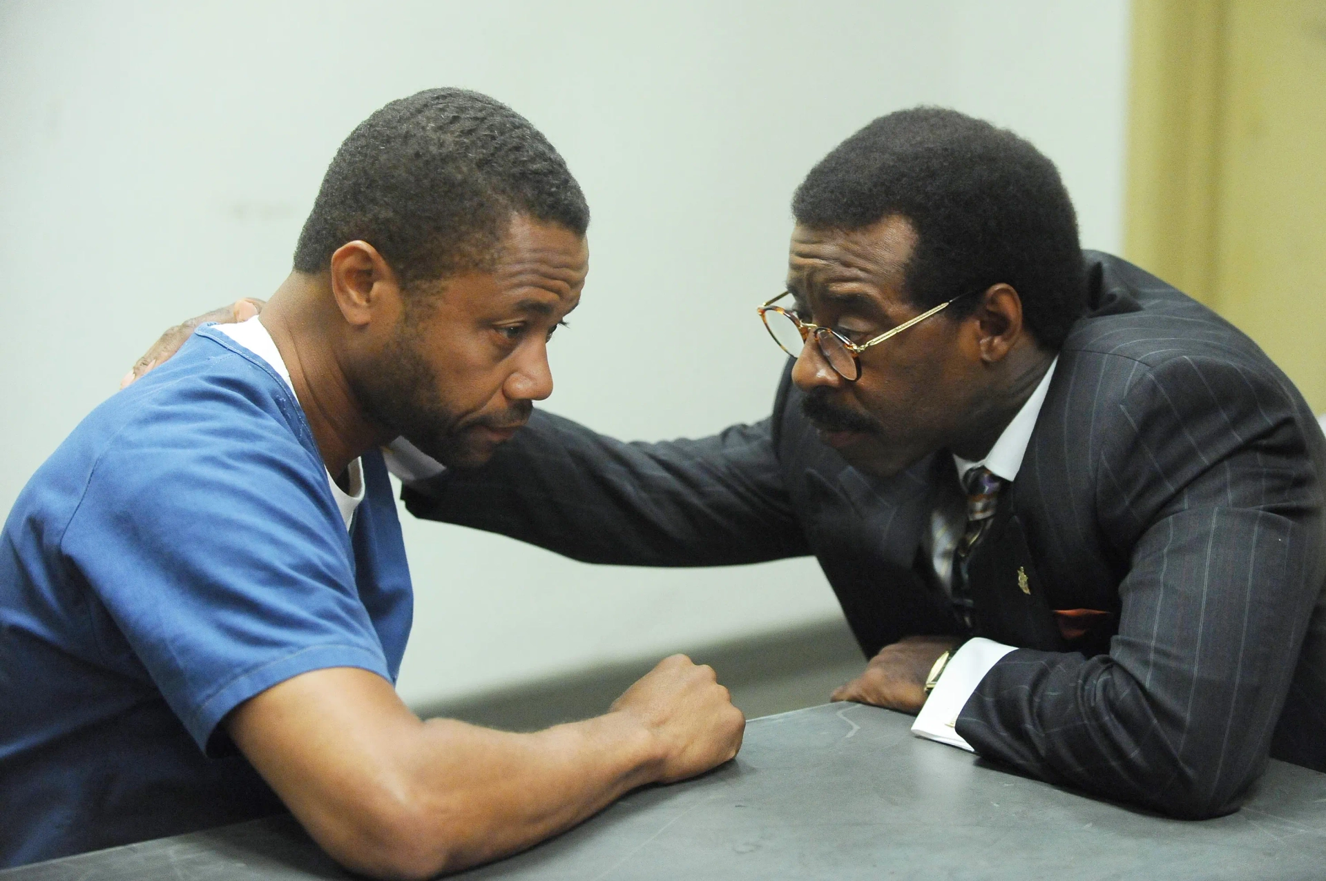 Cuba Gooding Jr. and Courtney B. Vance in American Crime Story (2016)