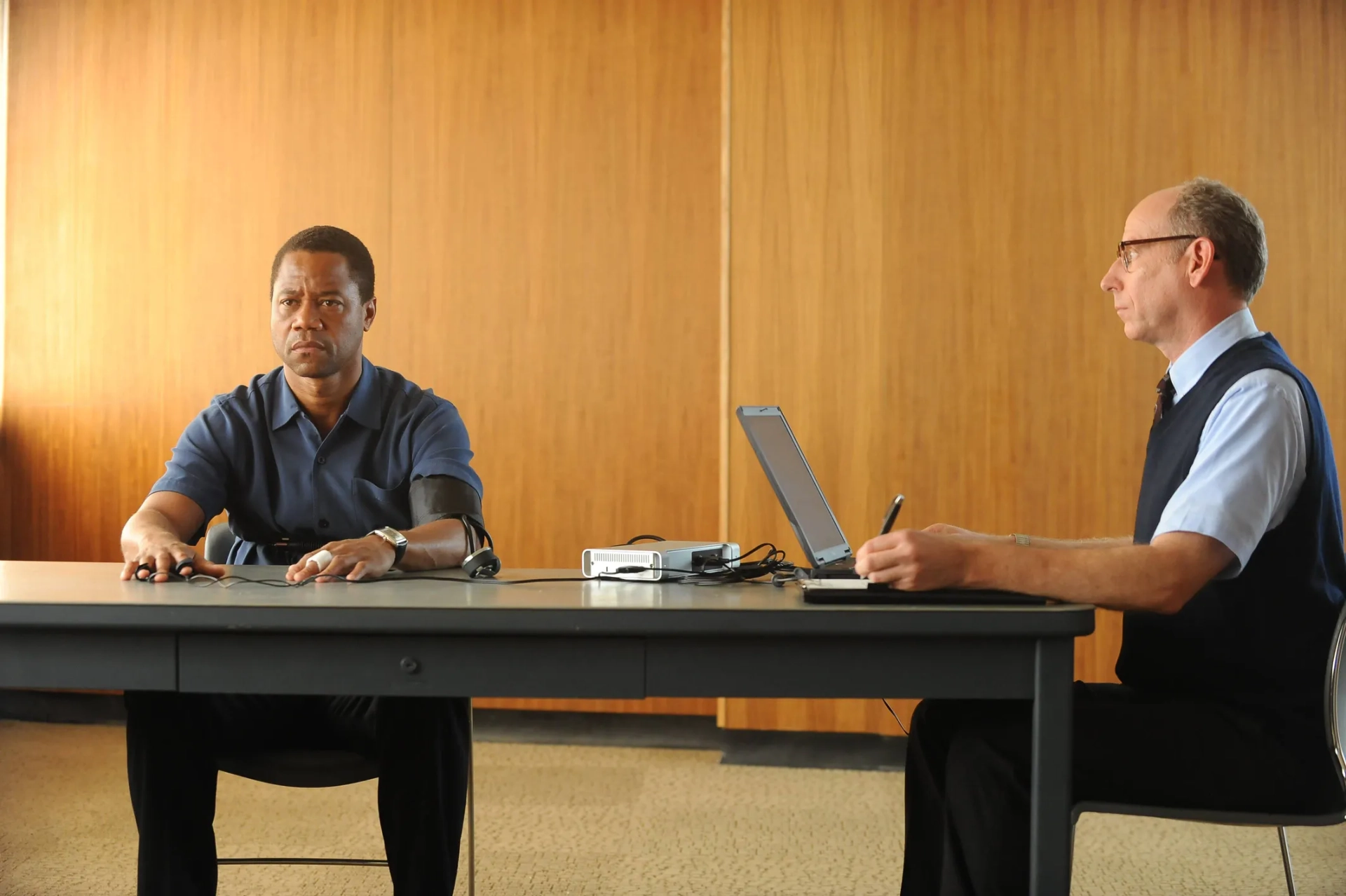 Cuba Gooding Jr. and Joseph Buttler in American Crime Story (2016)