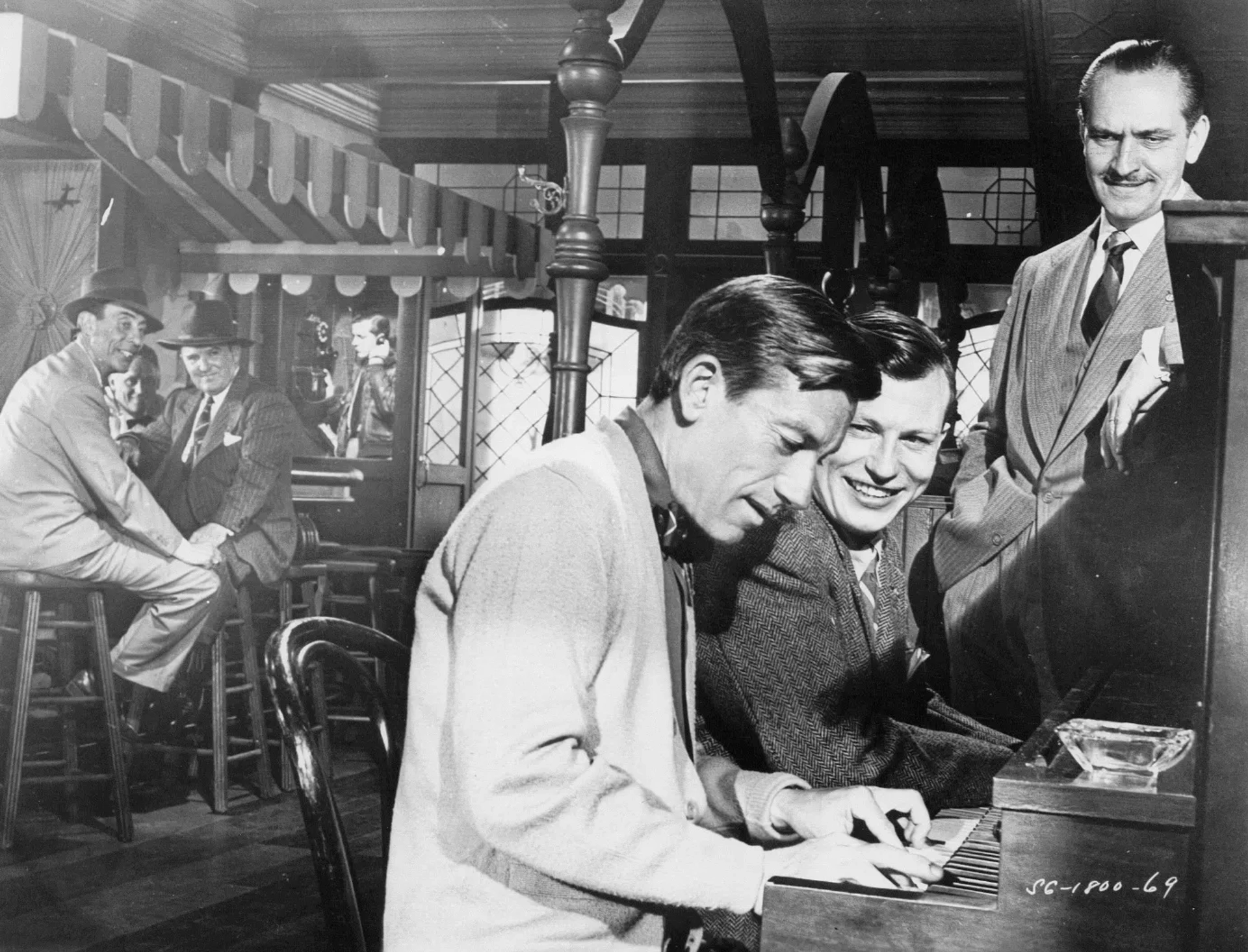 Dana Andrews, Hoagy Carmichael, Roman Bohnen, Lester Dorr, Fredric March, and Harold Russell in The Best Years of Our Lives (1946)