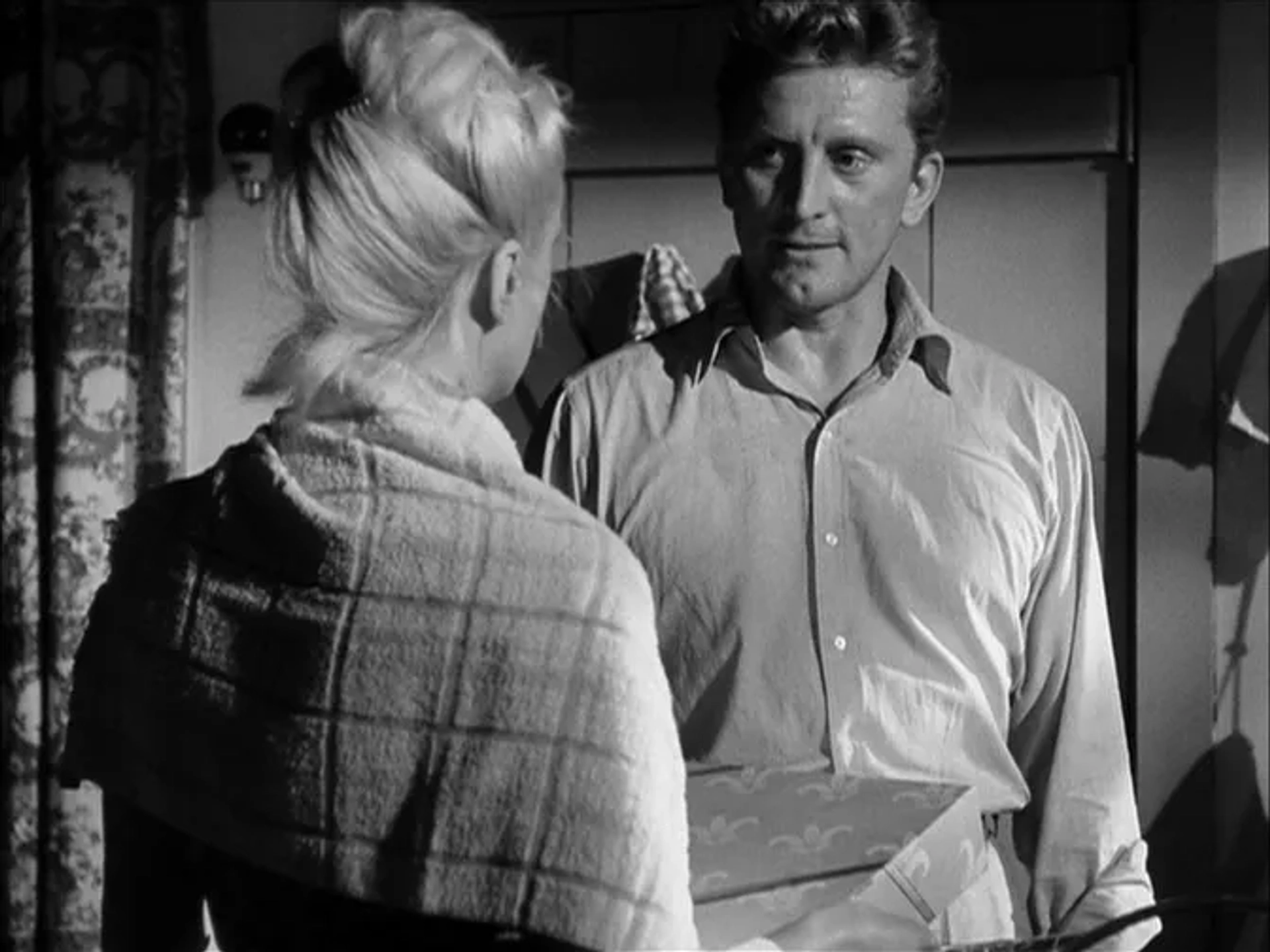 Kirk Douglas and Jan Sterling in Ace in the Hole (1951)