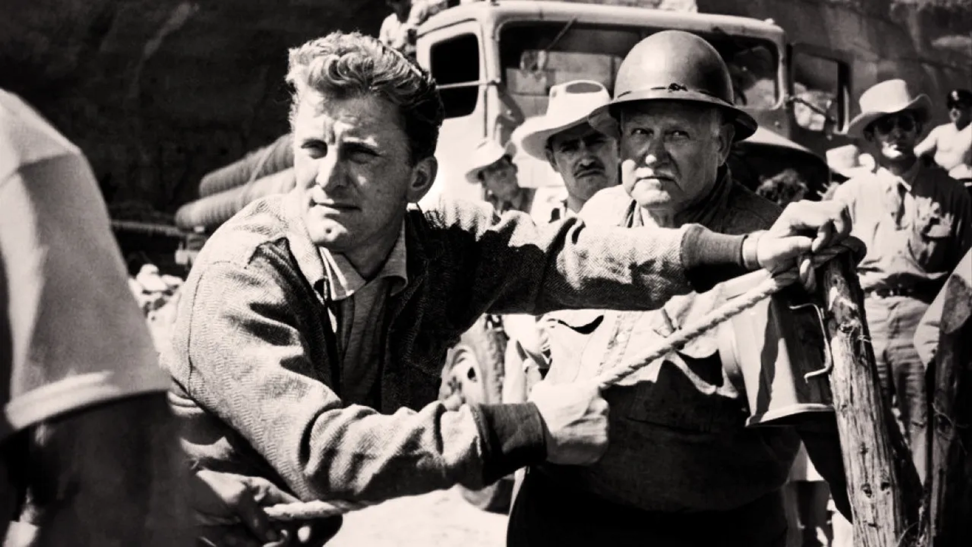 Kirk Douglas and Frank Jaquet in Ace in the Hole (1951)