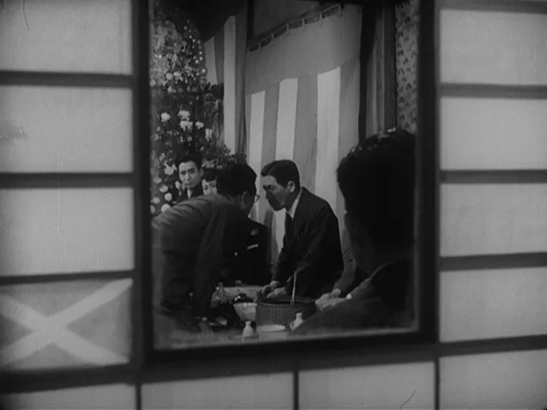 Nobuo Kaneko and Kyôko Seki in Ikiru (1952)