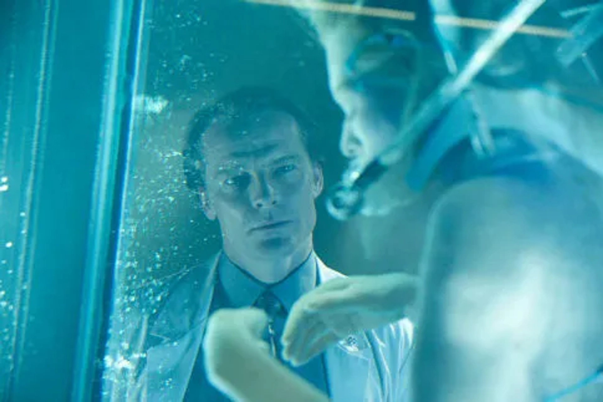 Milla Jovovich and Iain Glen in Resident Evil: Apocalypse (2004)
