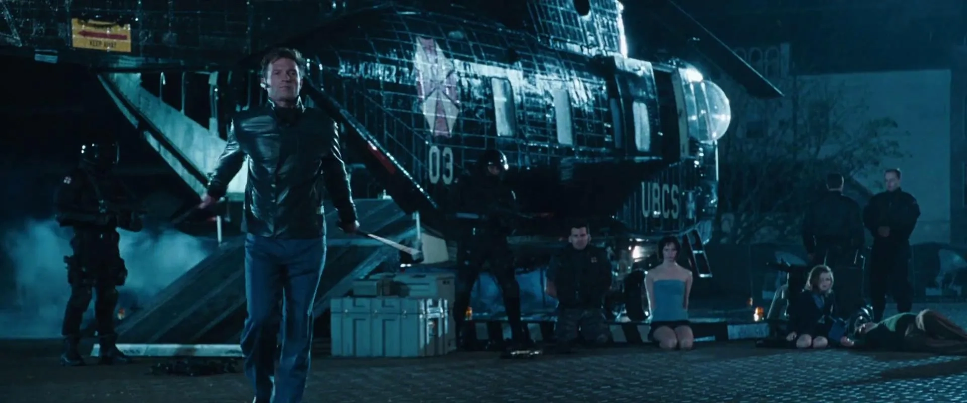 Oded Fehr, Sienna Guillory, and Thomas Kretschmann in Resident Evil: Apocalypse (2004)