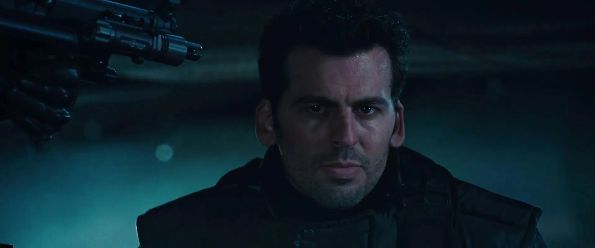 Oded Fehr in Resident Evil: Apocalypse (2004)