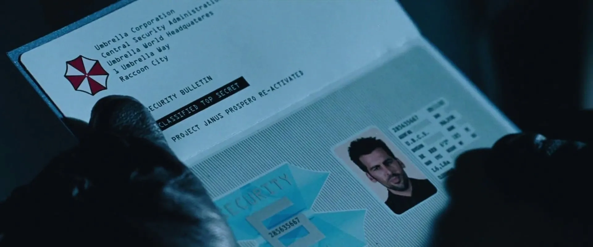 Oded Fehr in Resident Evil: Apocalypse (2004)