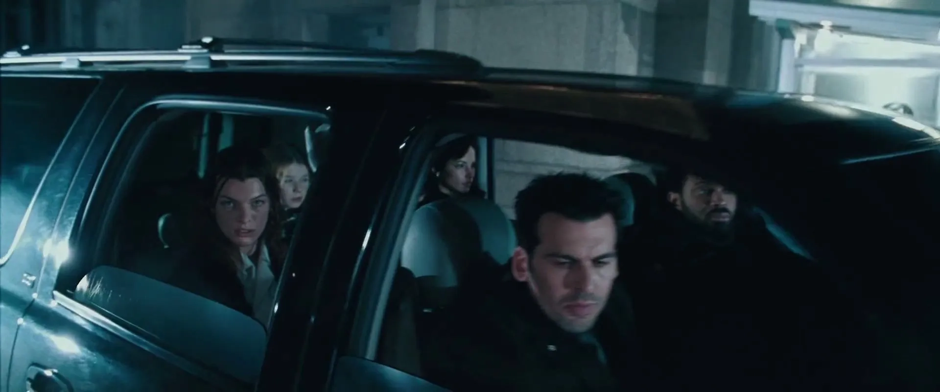 Milla Jovovich and Oded Fehr in Resident Evil: Apocalypse (2004)