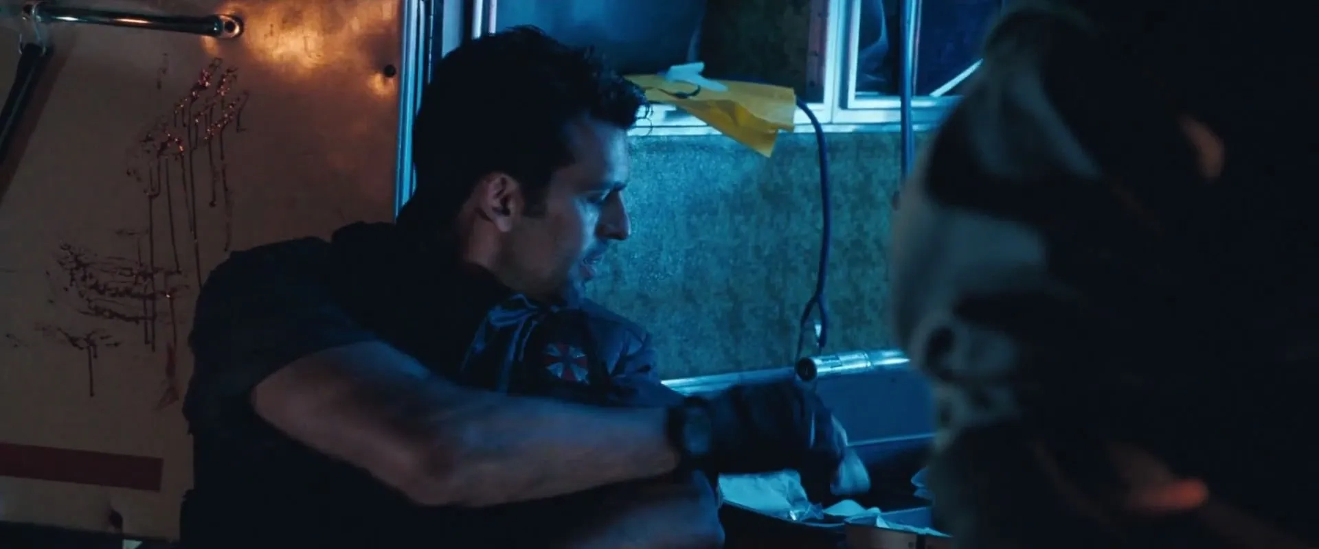 Oded Fehr in Resident Evil: Apocalypse (2004)