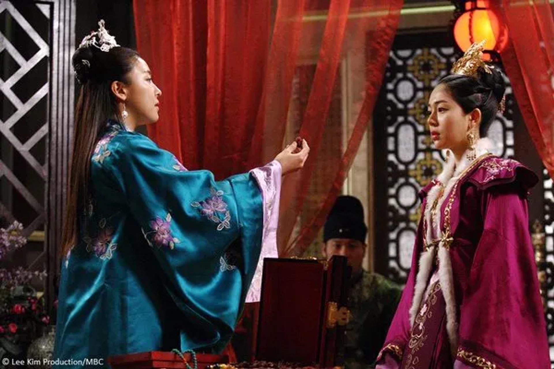 Ha Ji-Won and Jin-hee Baek in The Empress Ki (2013)