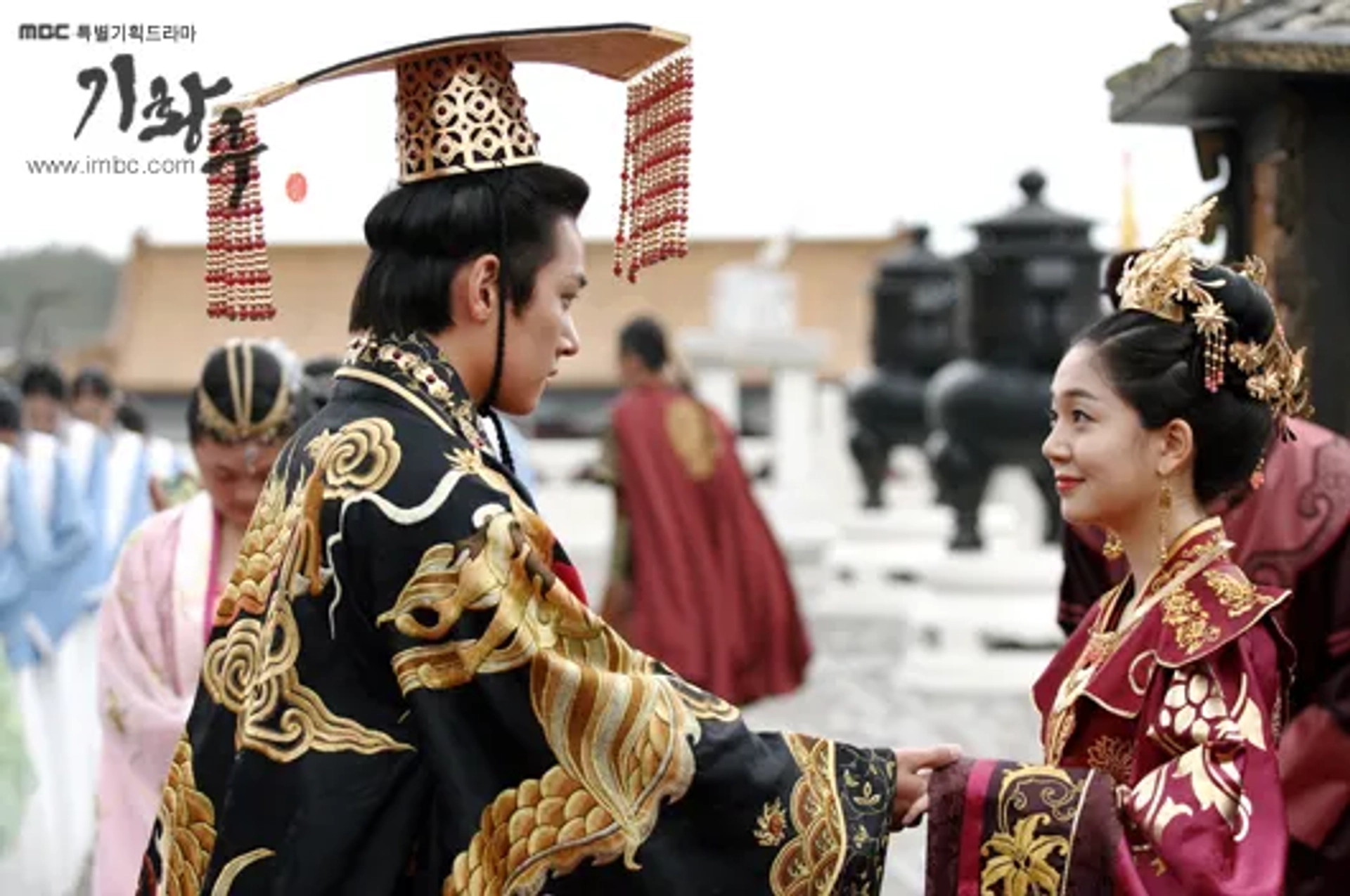 Jin-hee Baek and Ji Chang-wook in The Empress Ki (2013)