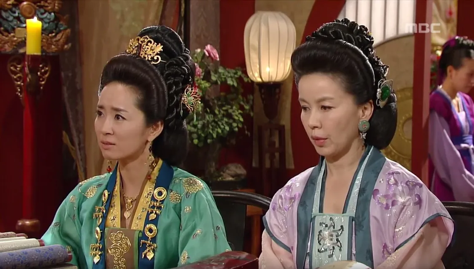 Yoon Yoo-sun and Im Ye-jin in The Great Queen Seondeok (2009)