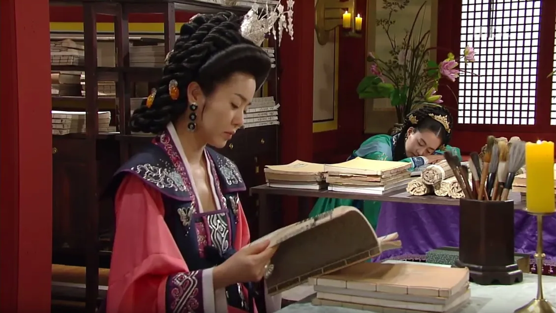 Yo-won Lee and Hyun-Jung Go in The Great Queen Seondeok (2009)