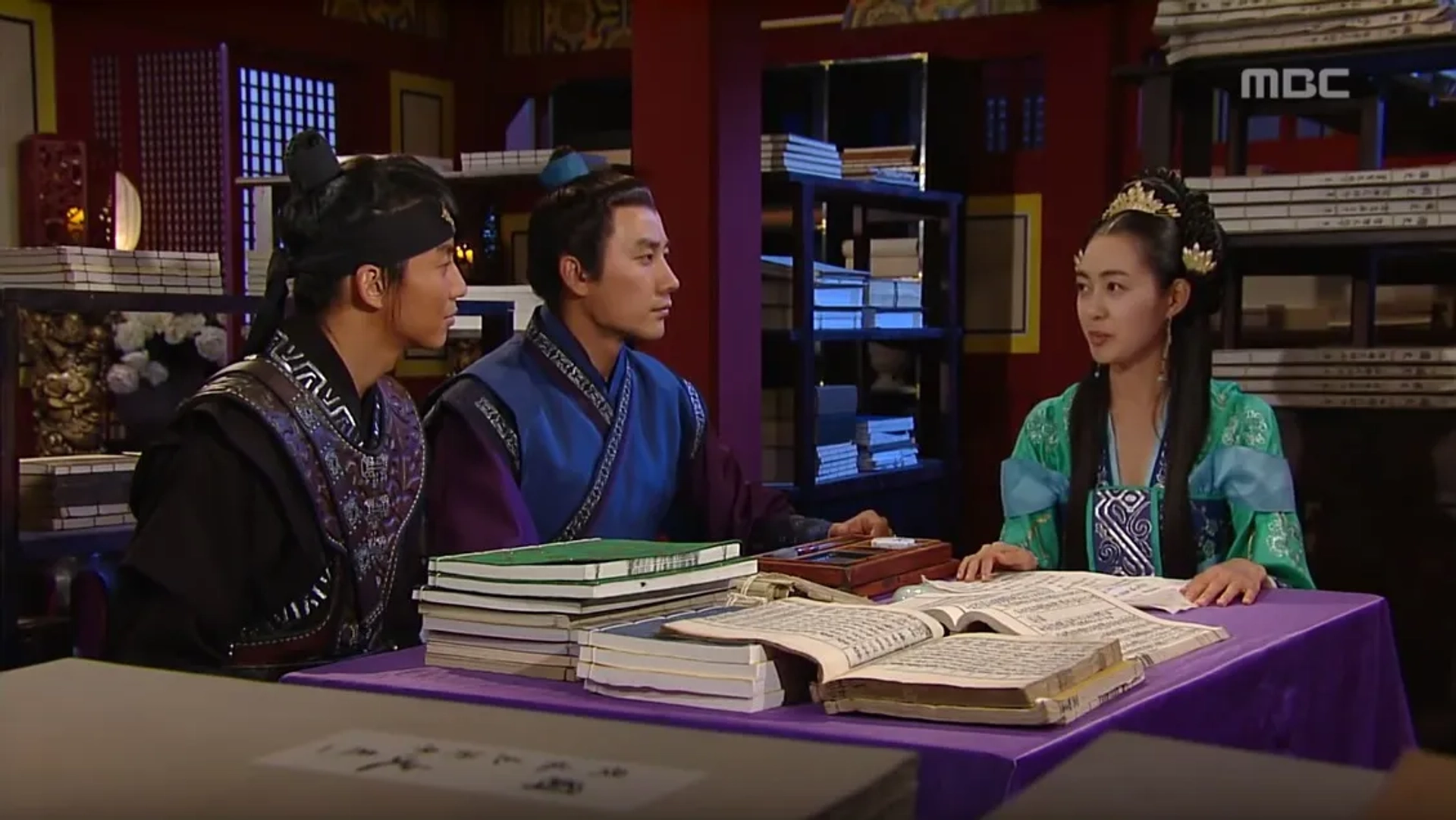 Yo-won Lee, Tae-woong Eom, and Kim Nam-gil in The Great Queen Seondeok (2009)