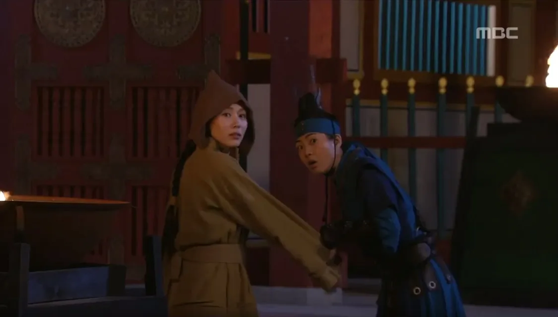 Park Yejin and Yo-won Lee in The Great Queen Seondeok (2009)