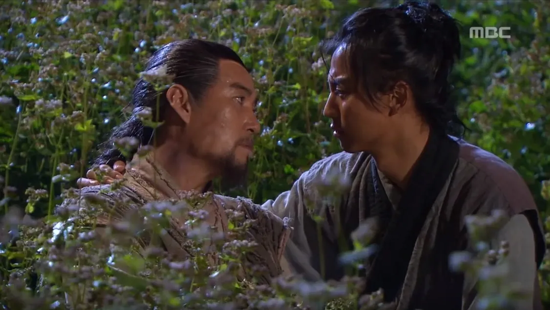 Jeong Ho-bin and Kim Nam-gil in The Great Queen Seondeok (2009)