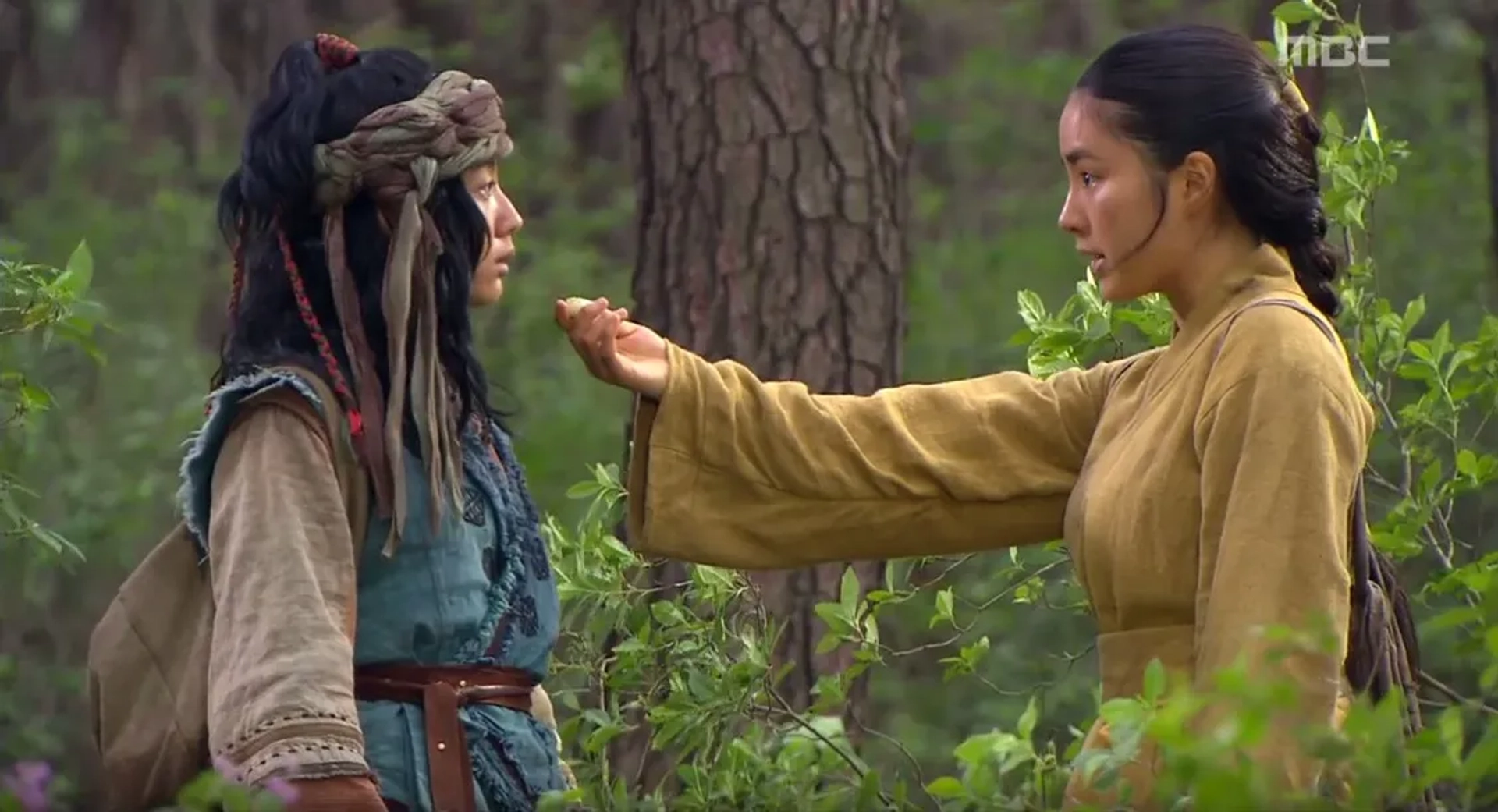 Shin Se-Kyung and Nam Ji-hyun in The Great Queen Seondeok (2009)