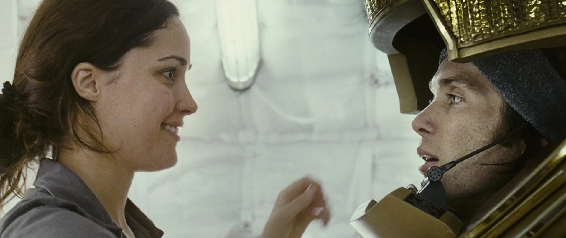 Rose Byrne and Cillian Murphy in Sunshine (2007)