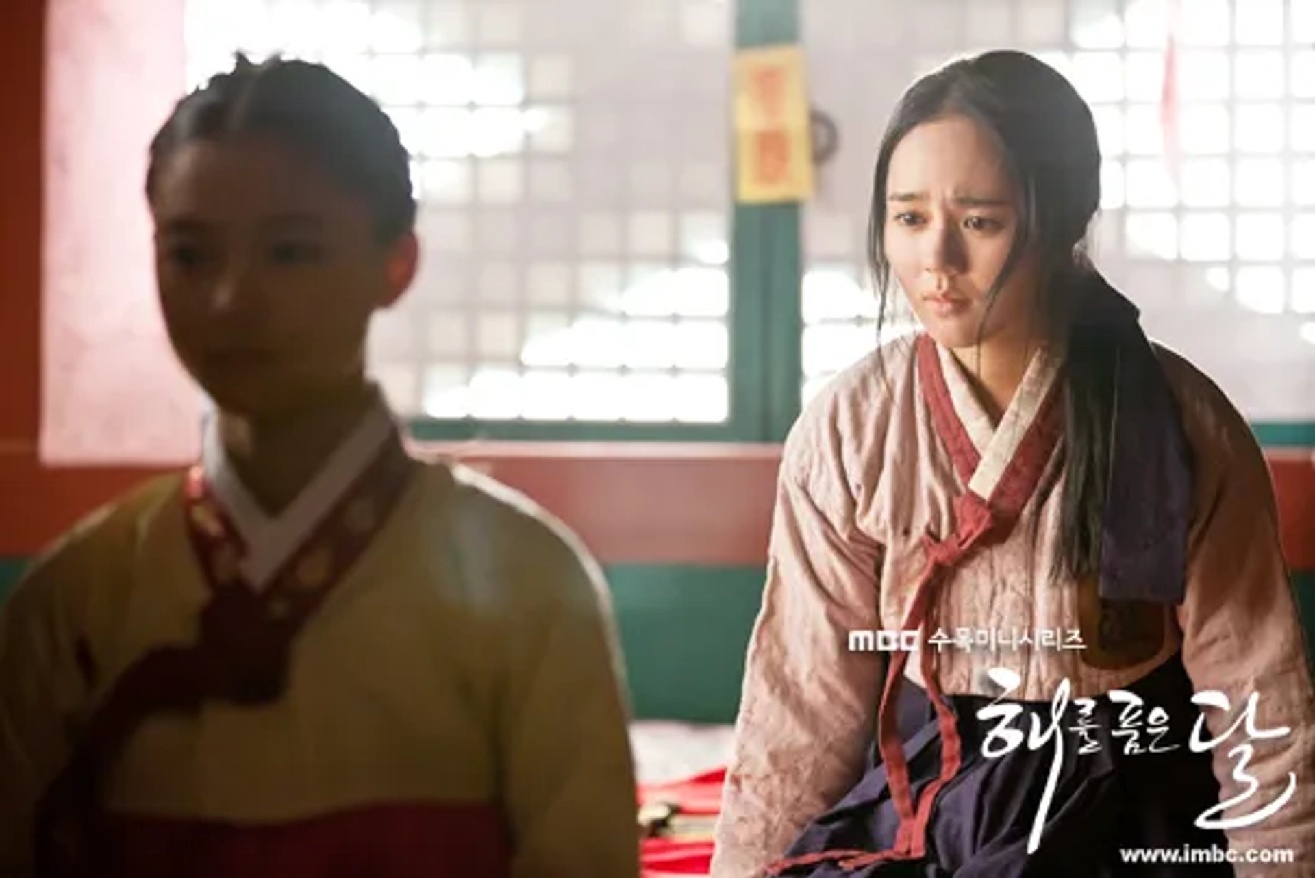 Han Ga-in and Kim Yoo-jung in Haereul poomeun dal (2012)