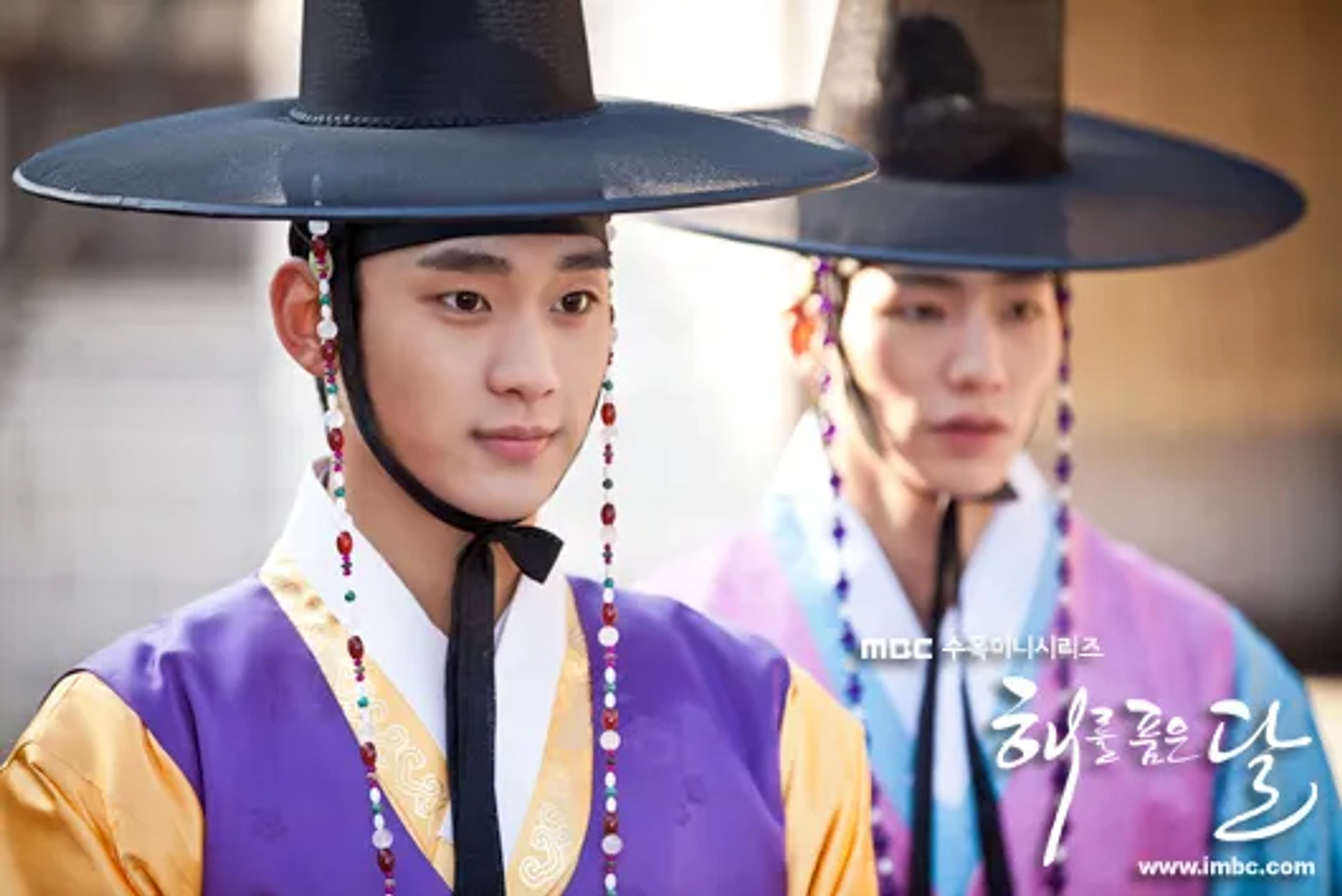 Song Jae-rim and Kim Soo-hyun in Haereul poomeun dal (2012)