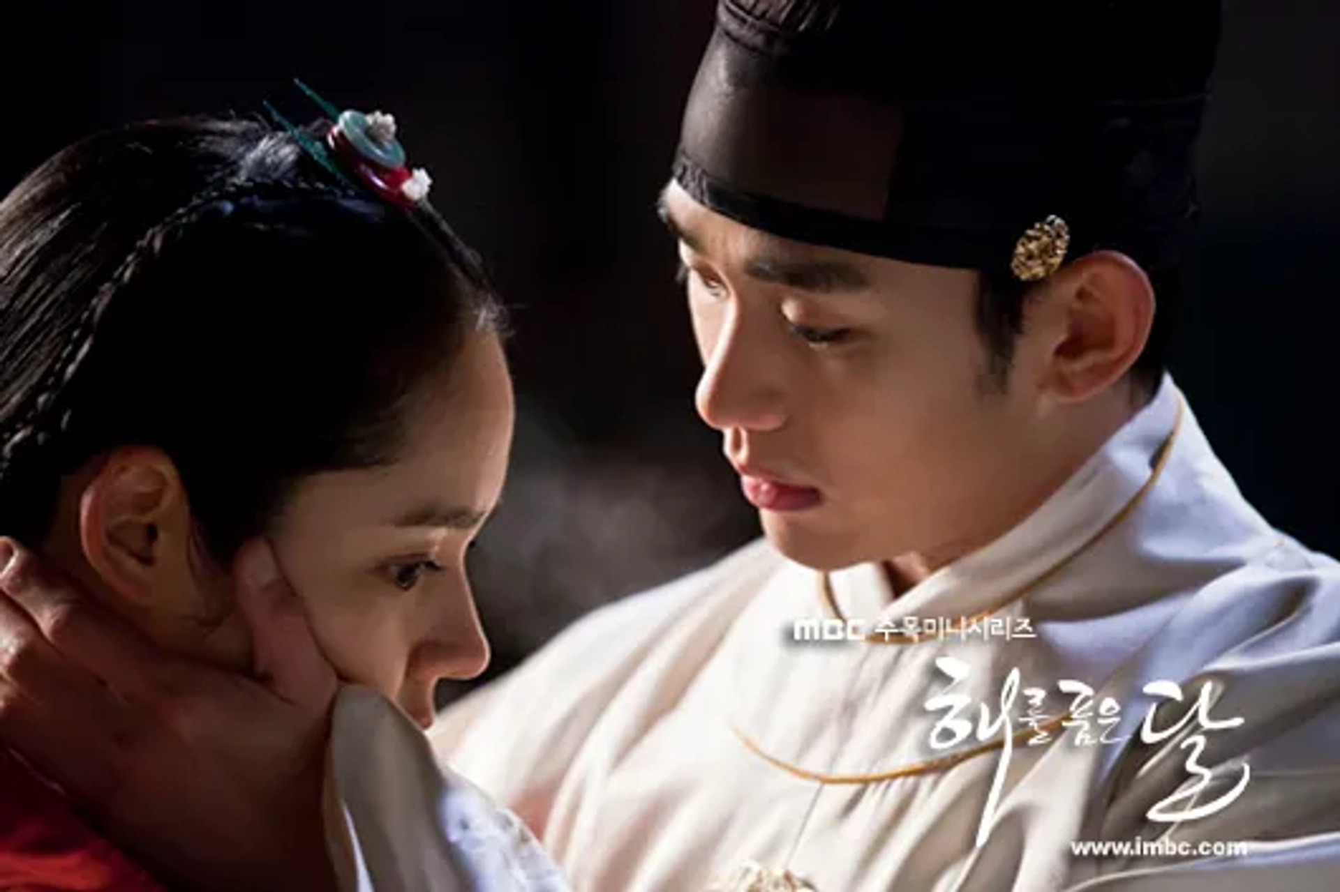 Han Ga-in and Kim Soo-hyun in Haereul poomeun dal (2012)