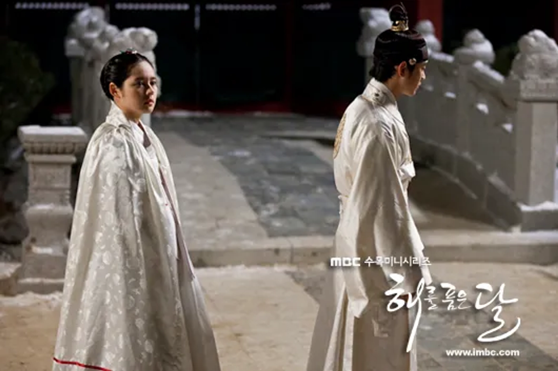 Han Ga-in and Kim Soo-hyun in Haereul poomeun dal (2012)