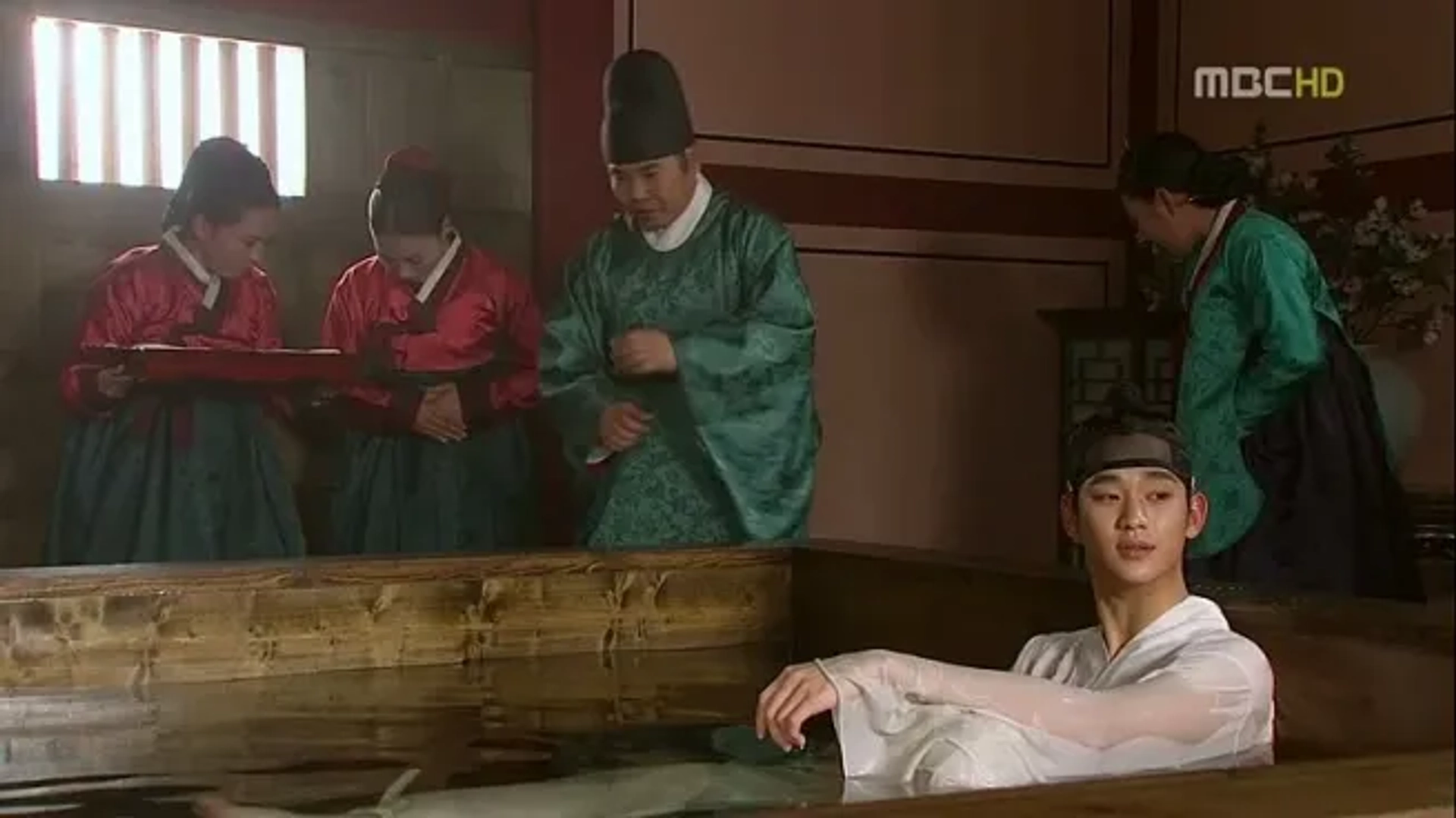 Jeong Eun-pyo and Kim Soo-hyun in Haereul poomeun dal (2012)