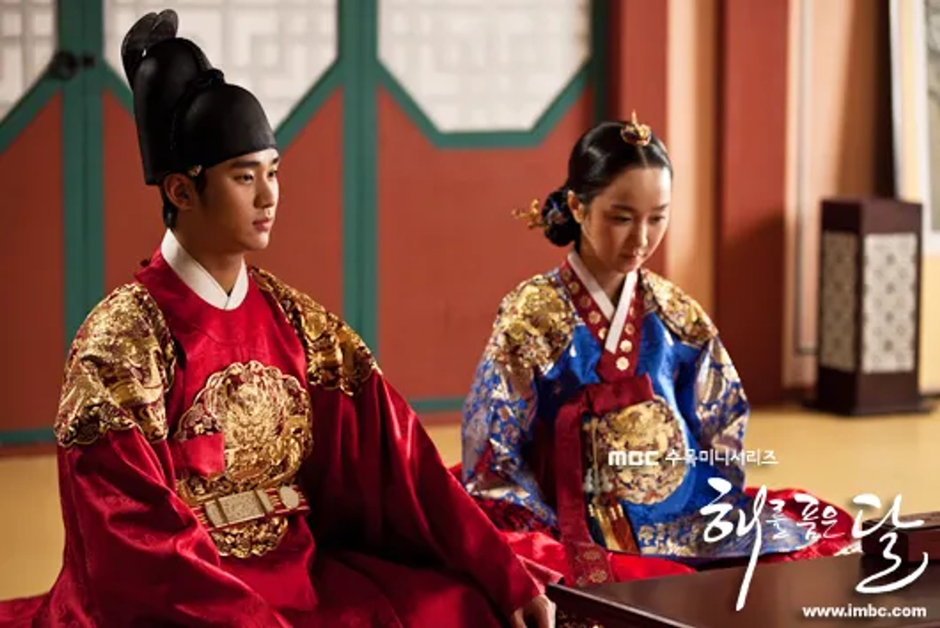 Kim Soo-hyun and Kim Min-seo in Haereul poomeun dal (2012)