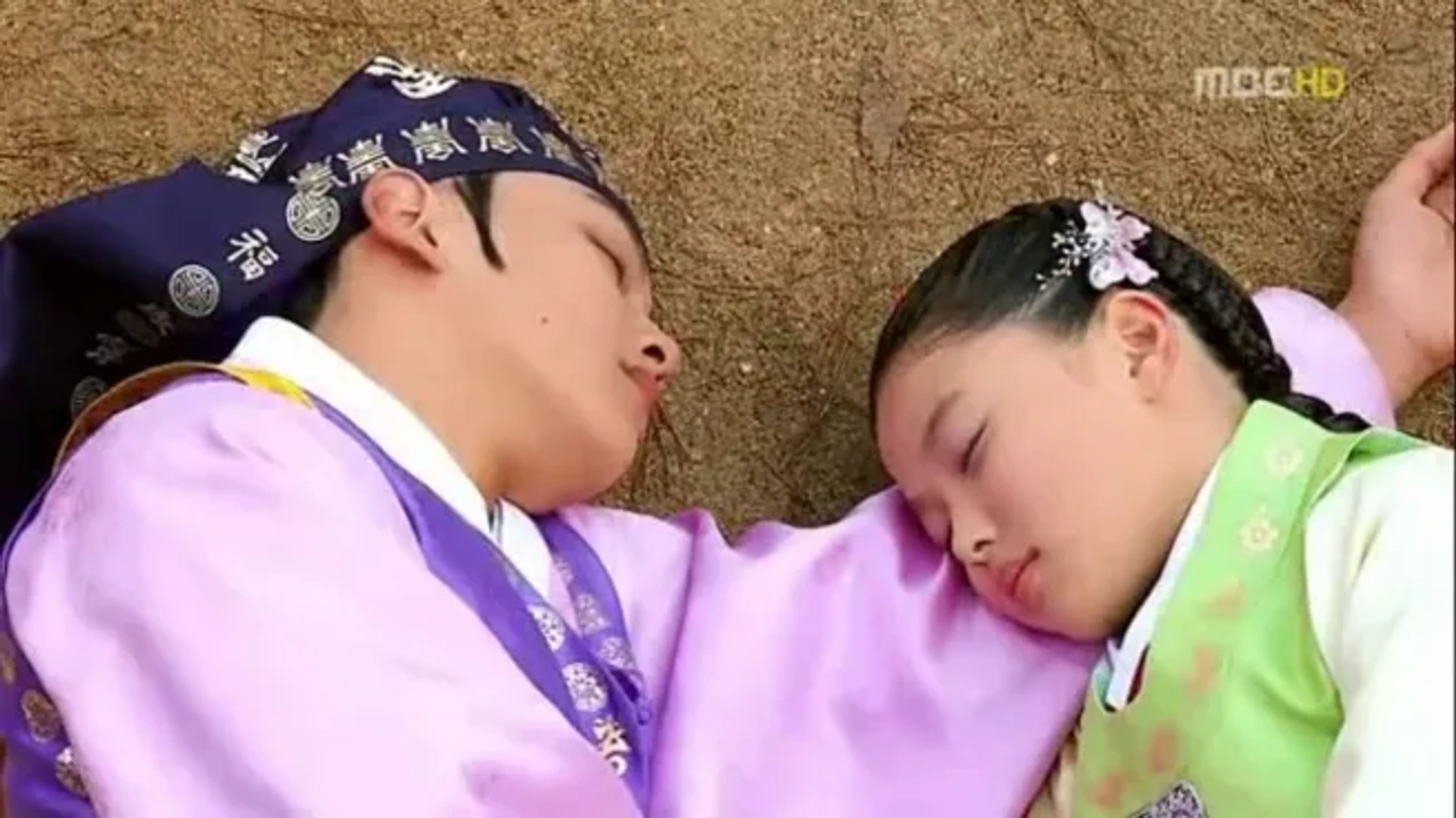 Yeo Jin-goo and Kim Yoo-jung in Haereul poomeun dal (2012)