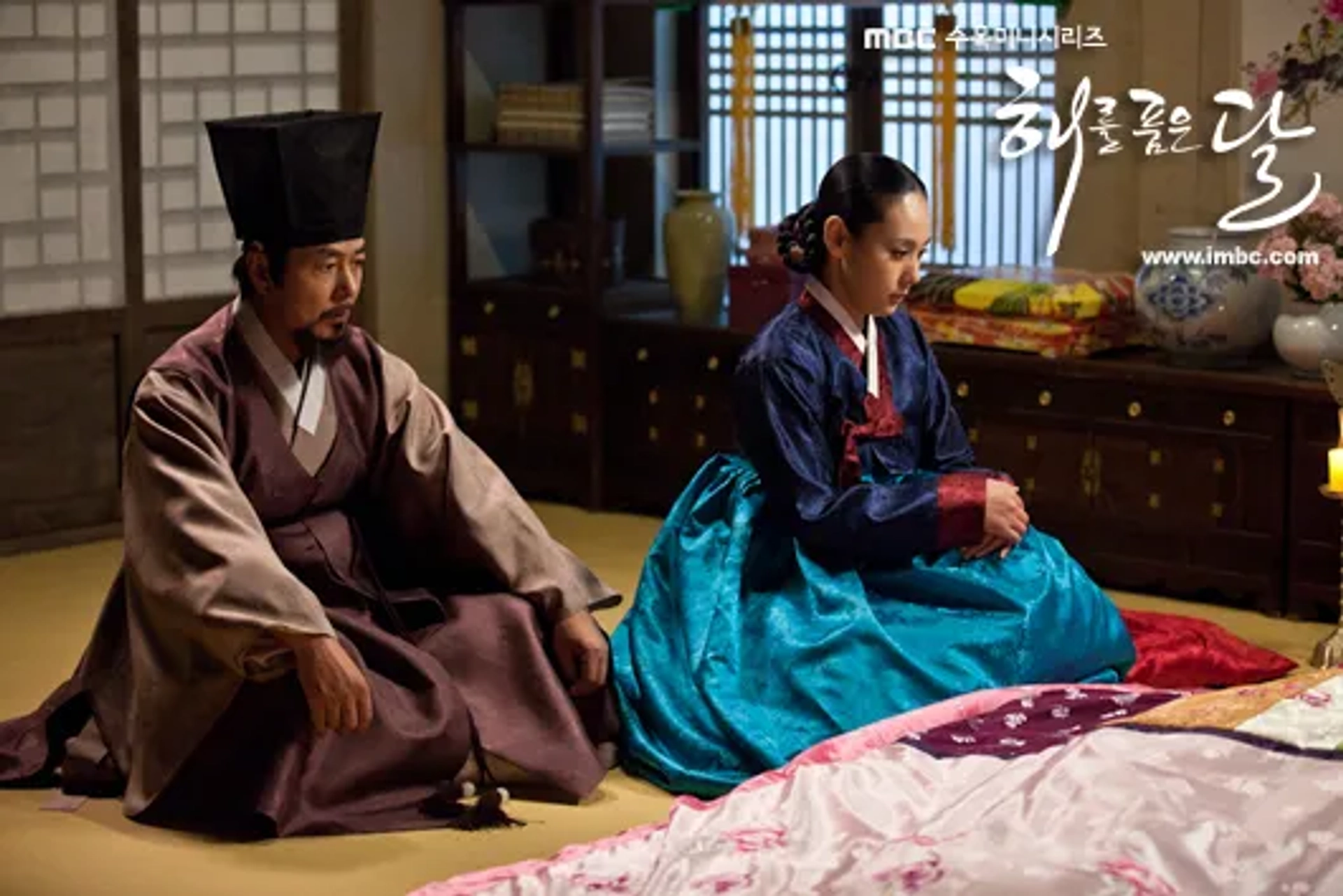 Jeon Mi-seon and Seon-woo Jae-deok in Haereul poomeun dal (2012)