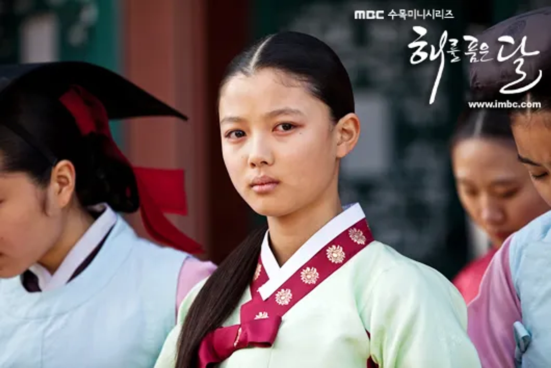 Kim Yoo-jung in Haereul poomeun dal (2012)