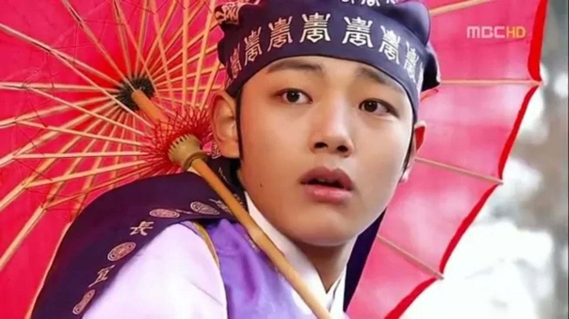 Yeo Jin-goo in Haereul poomeun dal (2012)