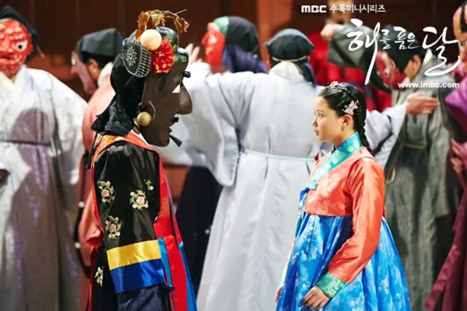 Yeo Jin-goo and Kim Yoo-jung in Haereul poomeun dal (2012)