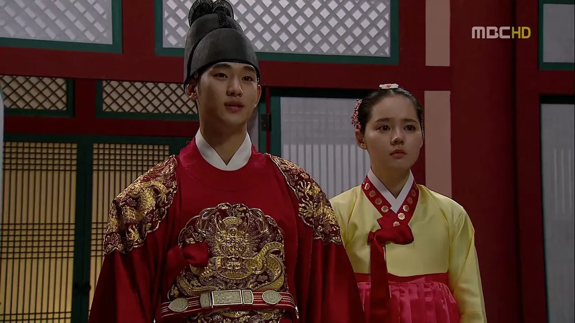 Han Ga-in and Kim Soo-hyun in Haereul poomeun dal (2012)