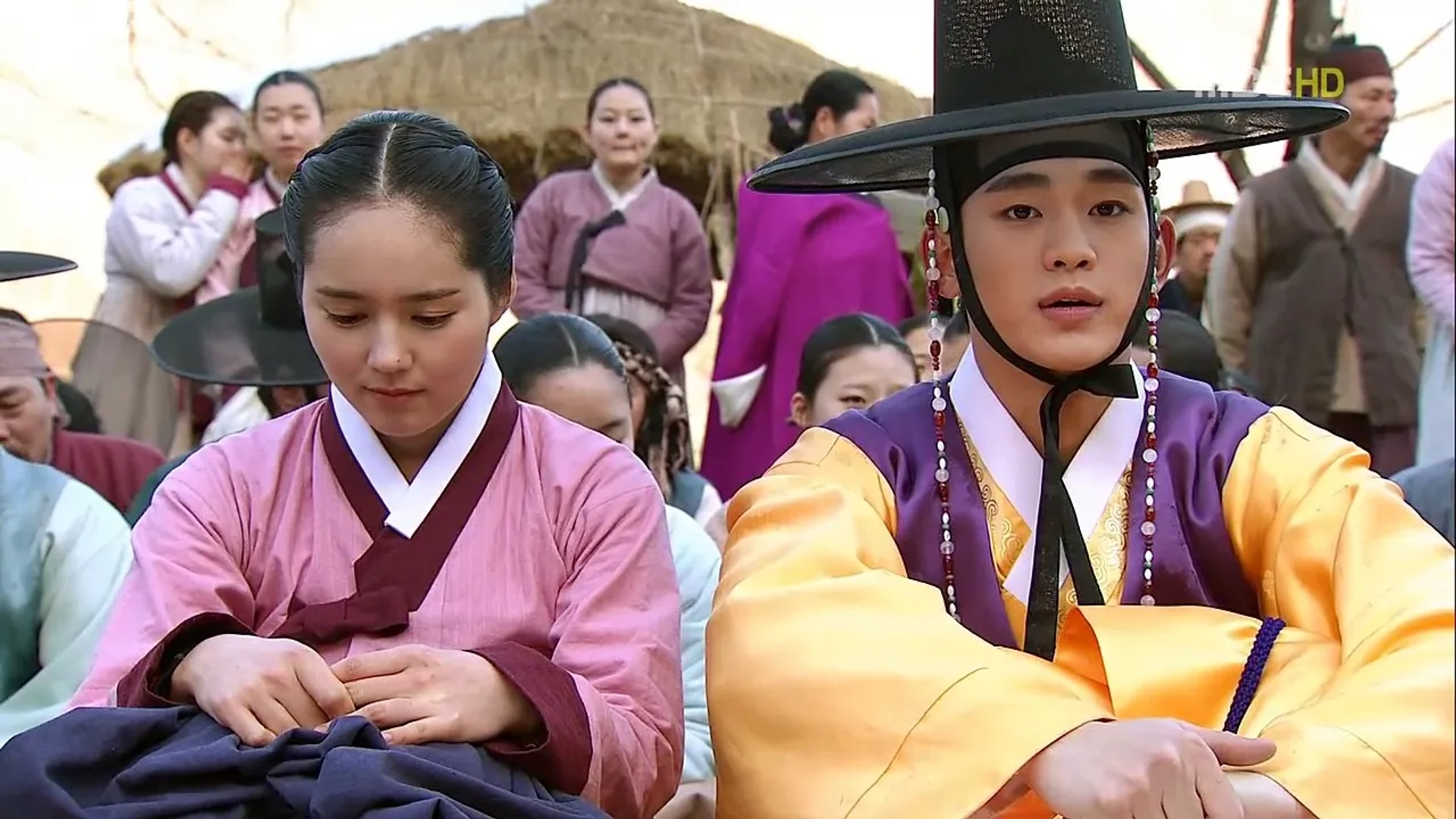 Han Ga-in and Kim Soo-hyun in Haereul poomeun dal (2012)