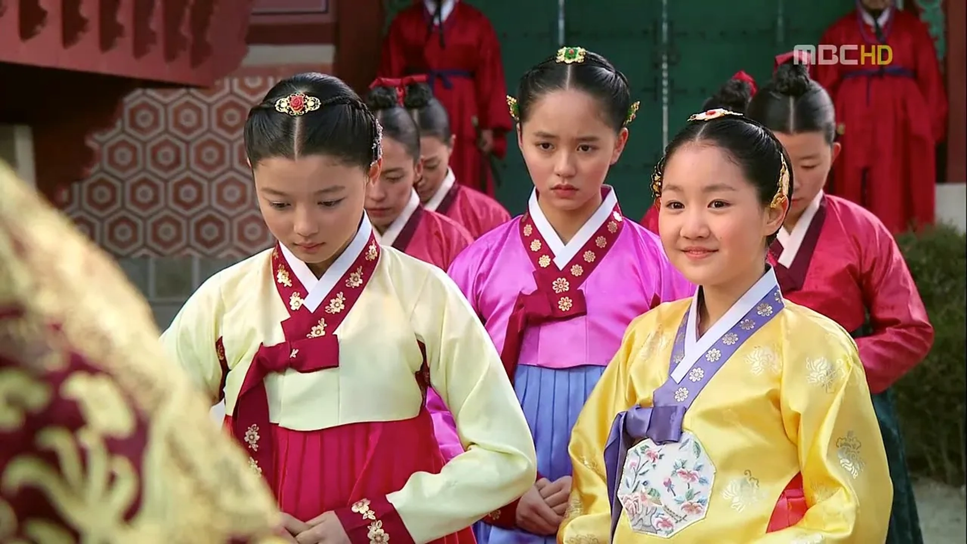 Kim Yoo-jung, Jin Ji-hee, and Kim So-hyun in Haereul poomeun dal (2012)