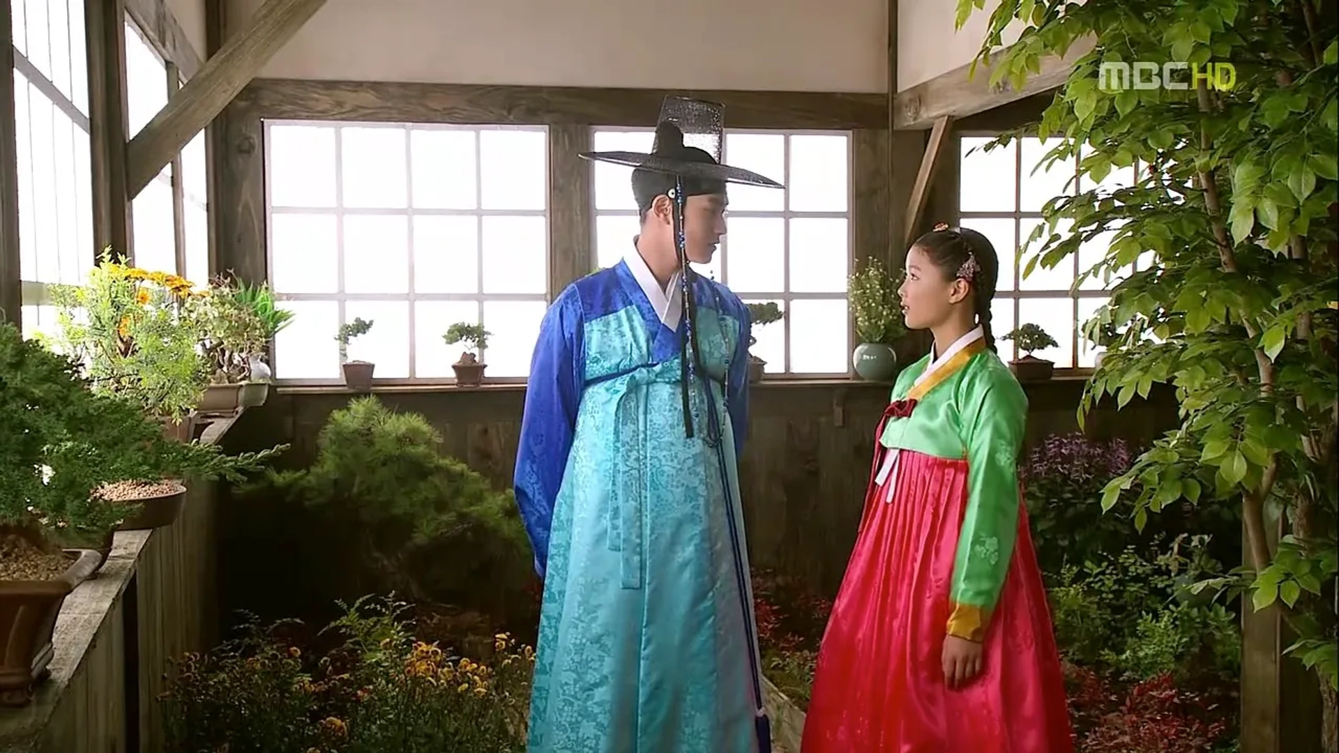 Kim Yoo-jung and Lee Tae-ri in Haereul poomeun dal (2012)