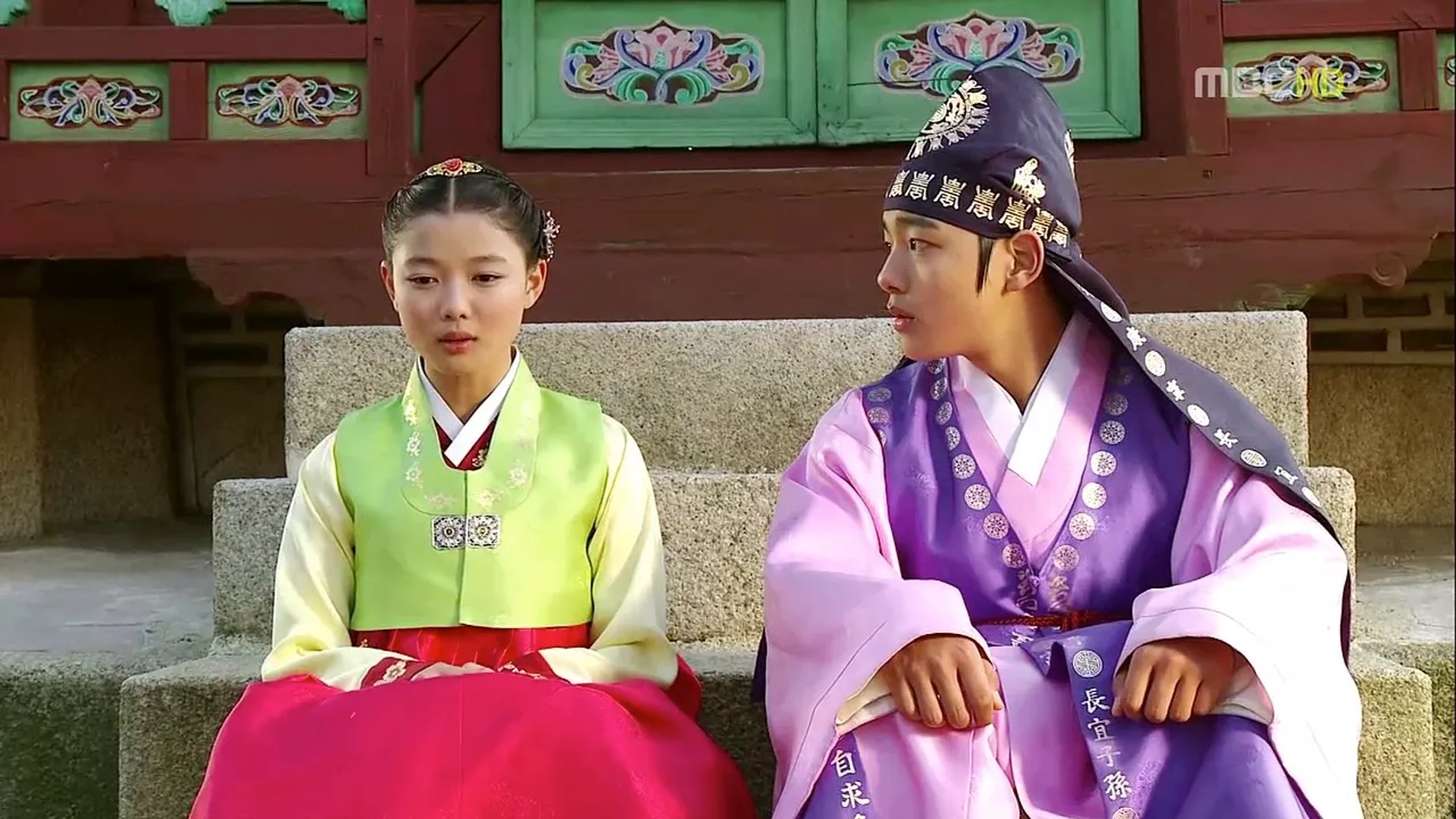 Yeo Jin-goo and Kim Yoo-jung in Haereul poomeun dal (2012)