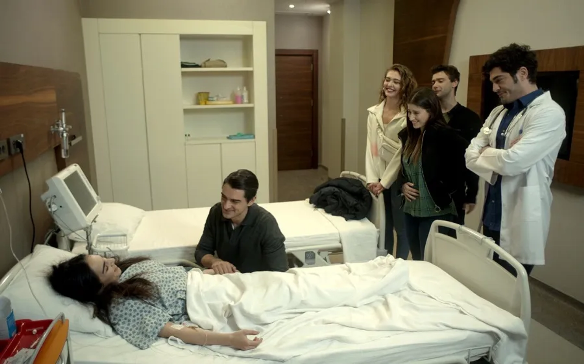 Hazal Kaya, Mehmetcan Mincinozlu, Yagiz Can Konyali, Burak Deniz, Sahra Sas, and Melisa Döngel in Our Story: 66. Bolum (2019)