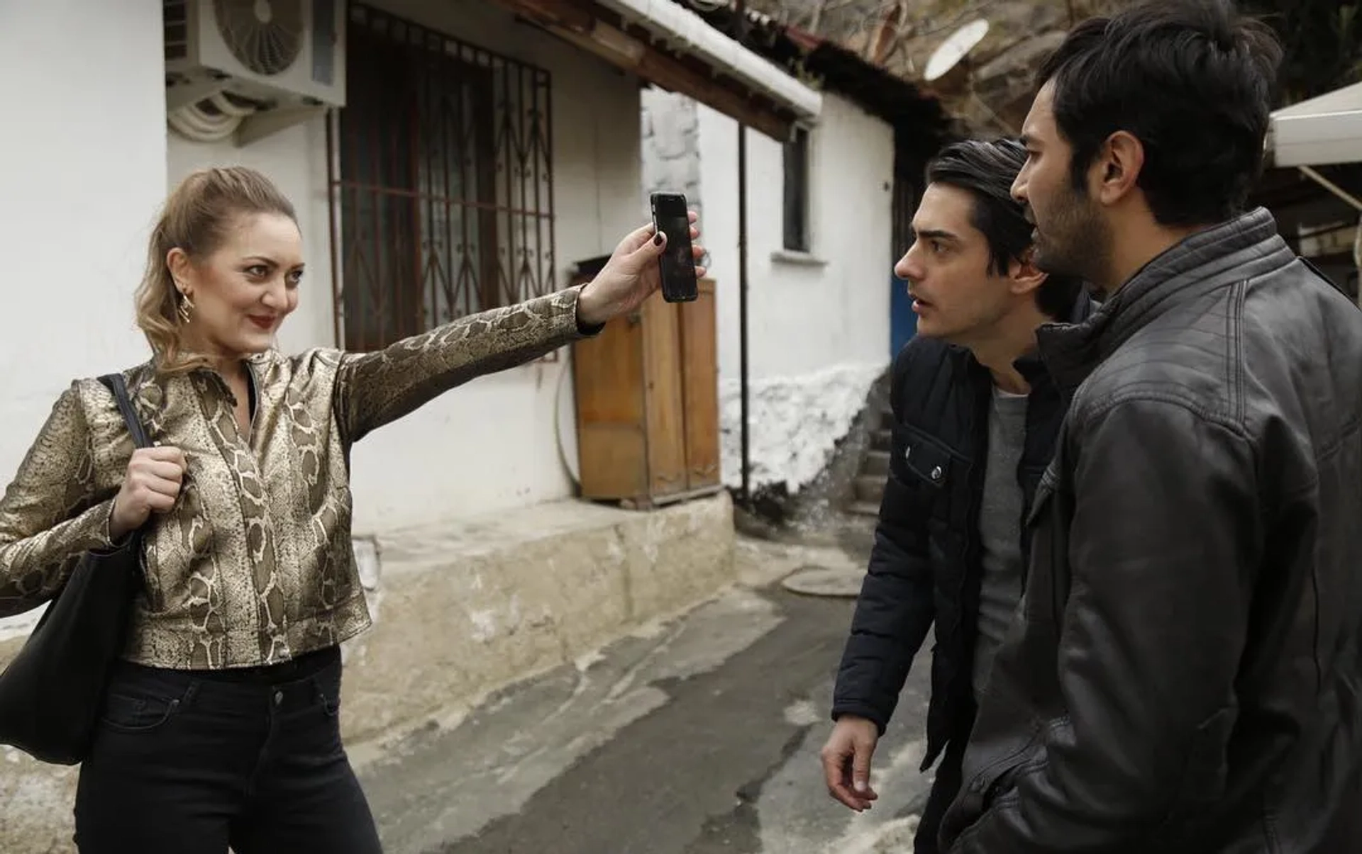 Mehmetcan Mincinozlu, Pinar Caglar Genctürk, and Mehmet Korhan Firat in Our Story: 64. Bolum (2019)