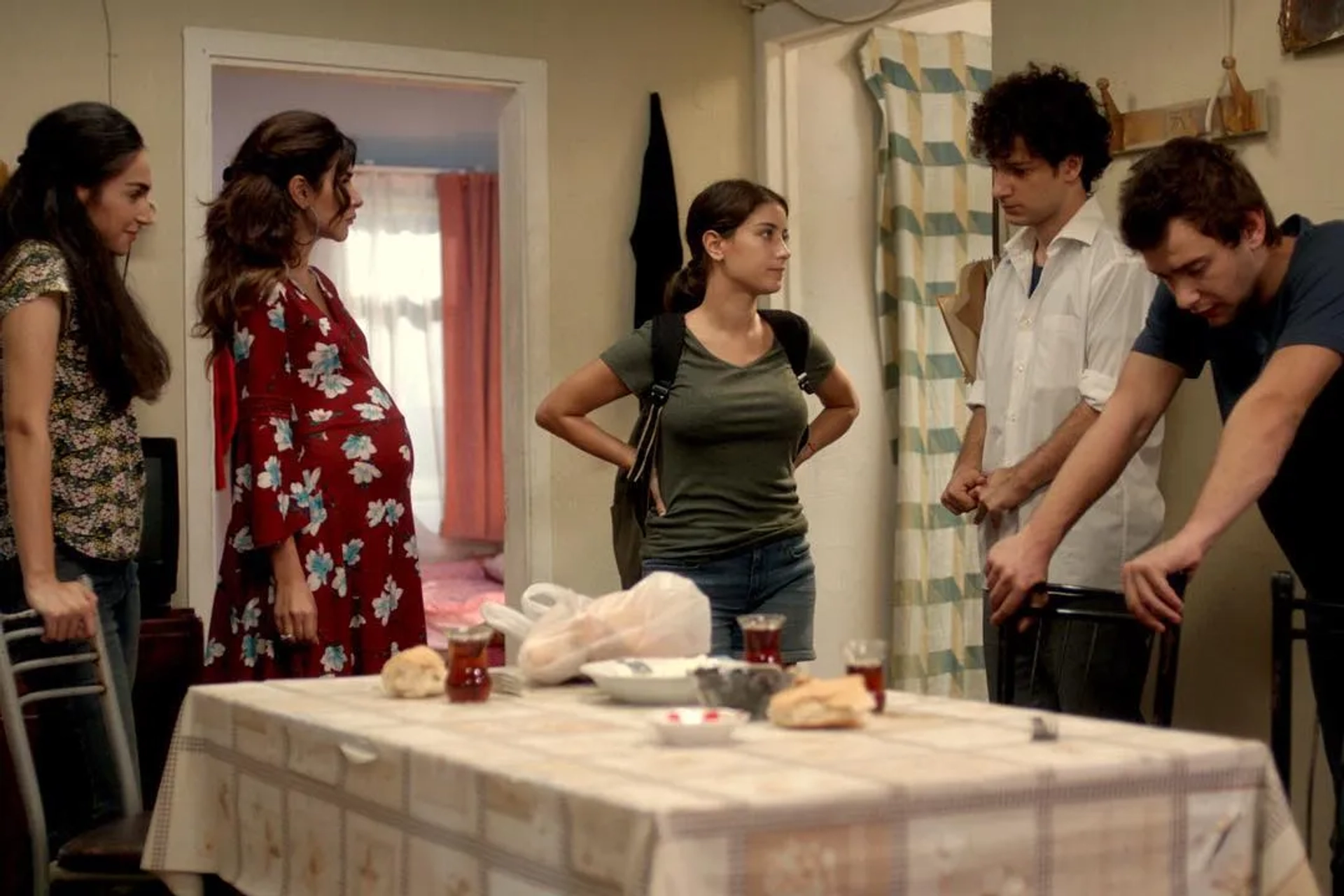 Nesrin Cavadzade, Hazal Kaya, Yagiz Can Konyali, Sahra Sas, and Nejat Uygur in Our Story (2017)