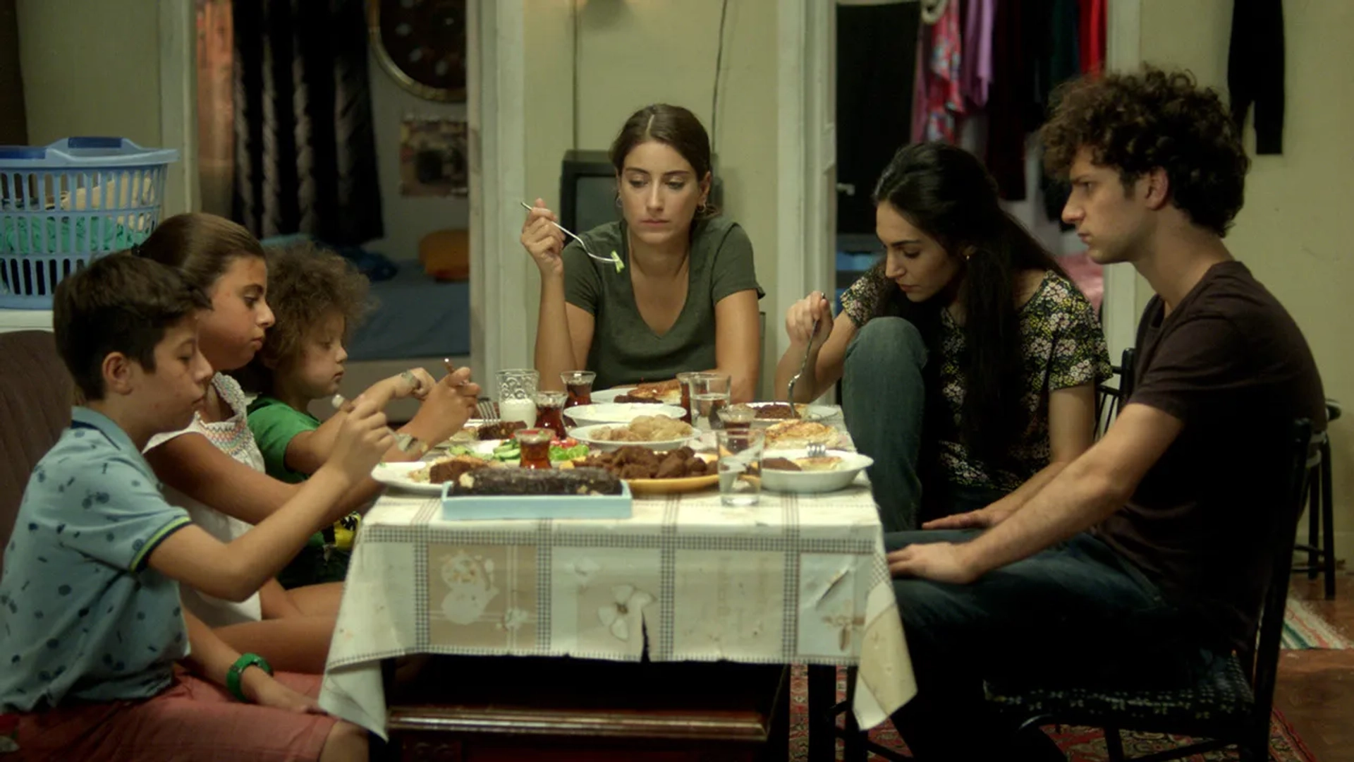 Hazal Kaya, Sahra Sas, Alp Akar, Zeynep Selimoglu, Ömer Sevgi, and Nejat Uygur in Our Story (2017)