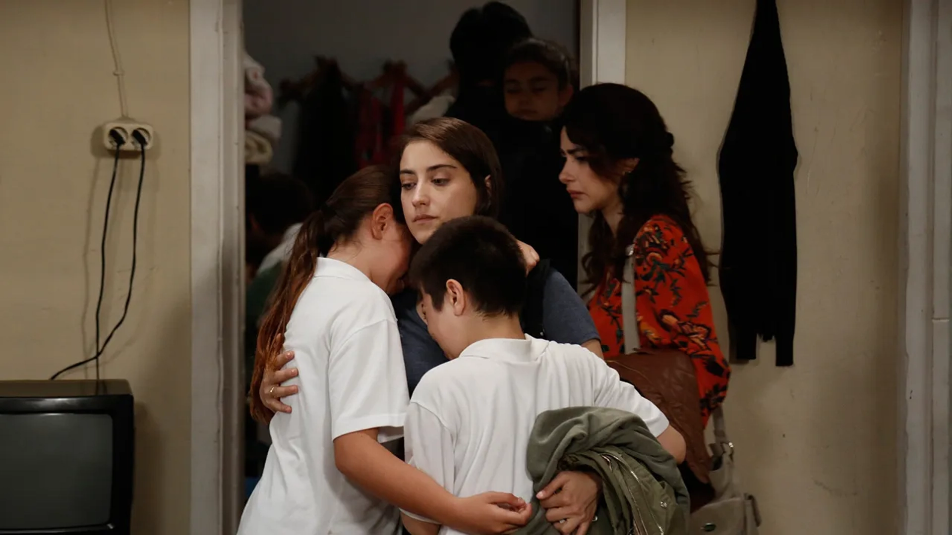 Nesrin Cavadzade, Hazal Kaya, Alp Akar, and Zeynep Selimoglu in Our Story (2017)