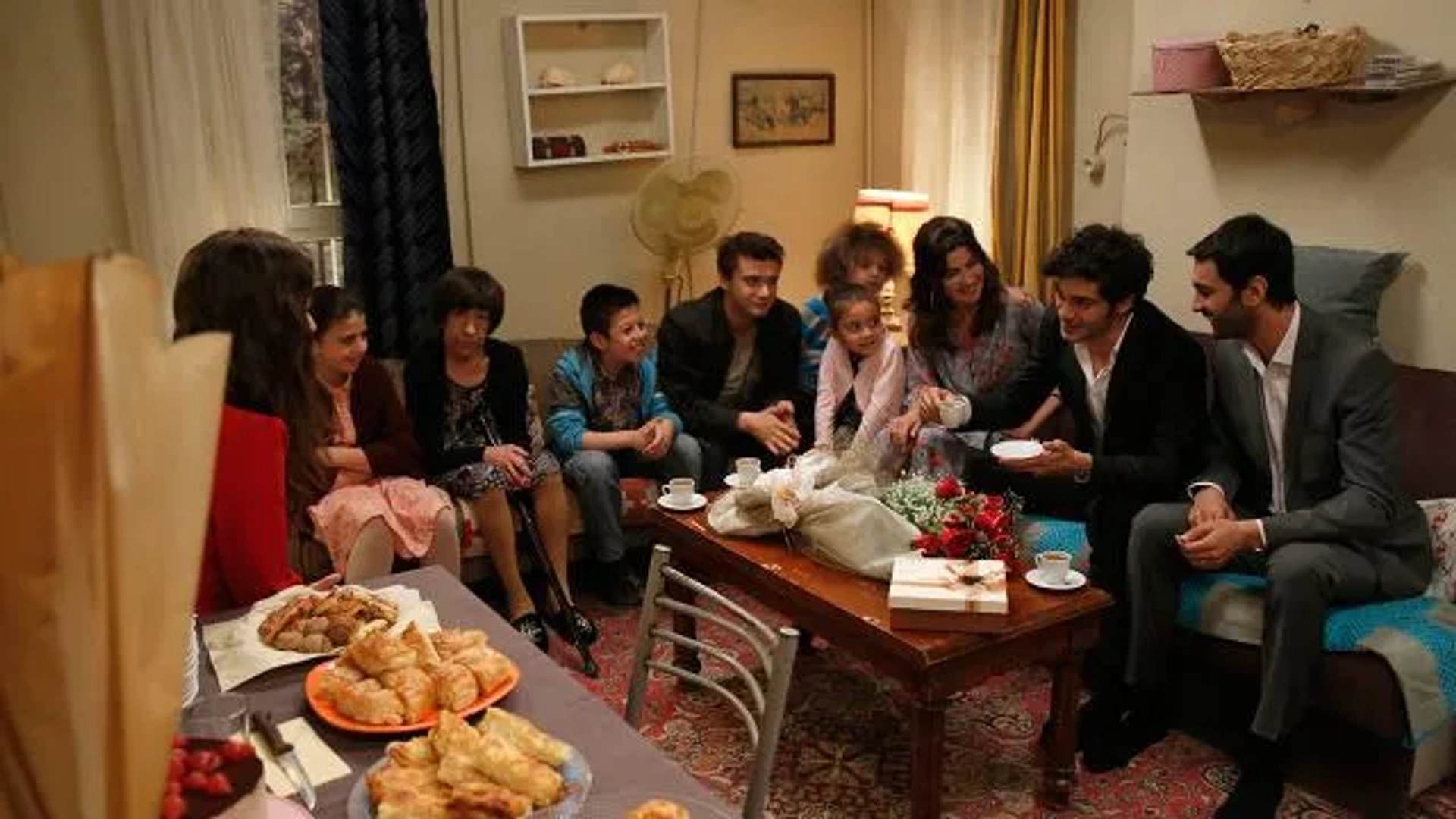 Nesrin Cavadzade, Reha Özcan, Hazal Kaya, Mehmetcan Mincinozlu, Yagiz Can Konyali, Evrim Dogan, Burak Deniz, Alp Akar, Mehmet Korhan Firat, Zeynep Selimoglu, Ömer Sevgi, and Serra Pirinç in Our Story (2017)