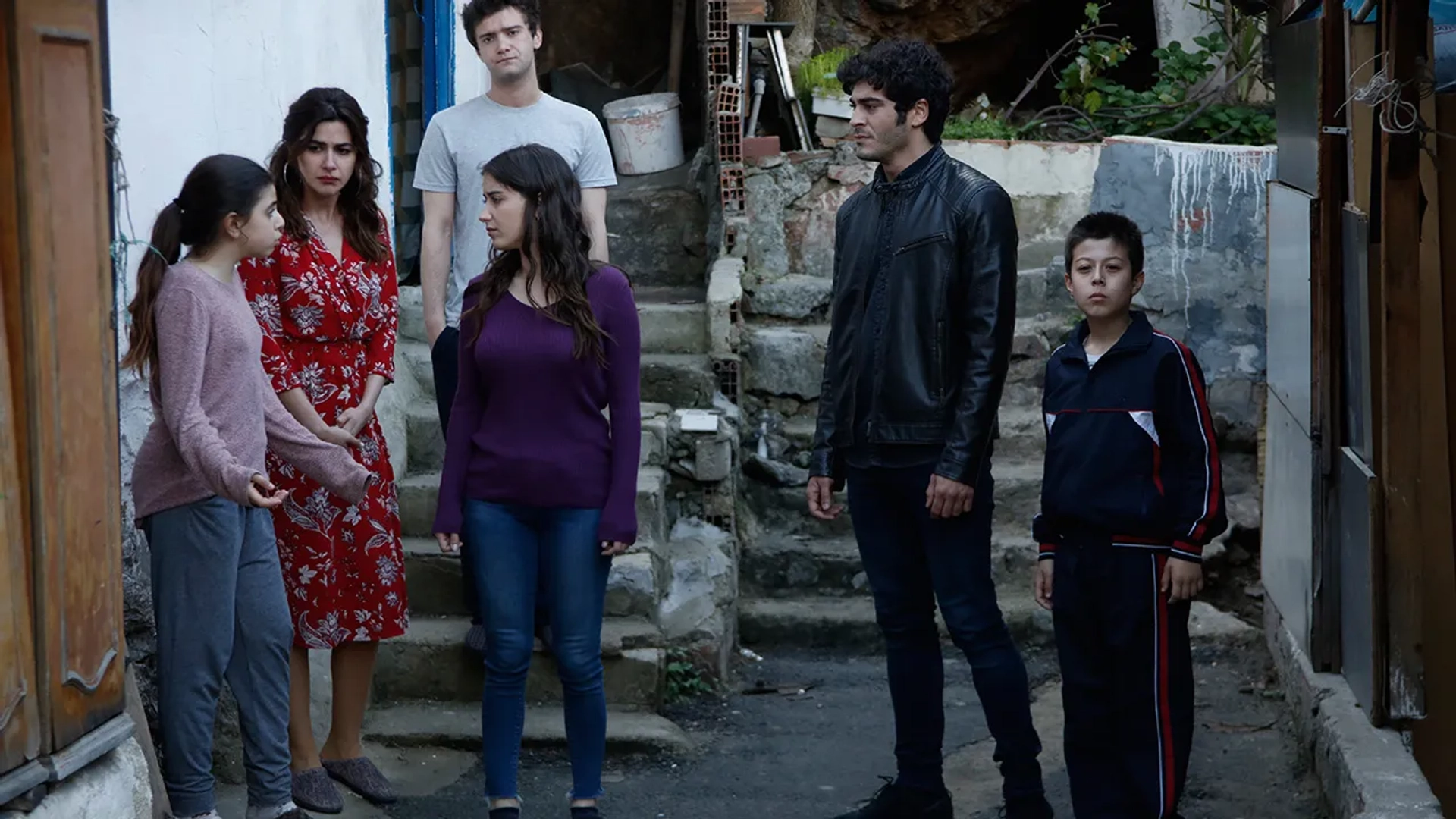 Nesrin Cavadzade, Hazal Kaya, Yagiz Can Konyali, Burak Deniz, Alp Akar, and Zeynep Selimoglu in Our Story (2017)